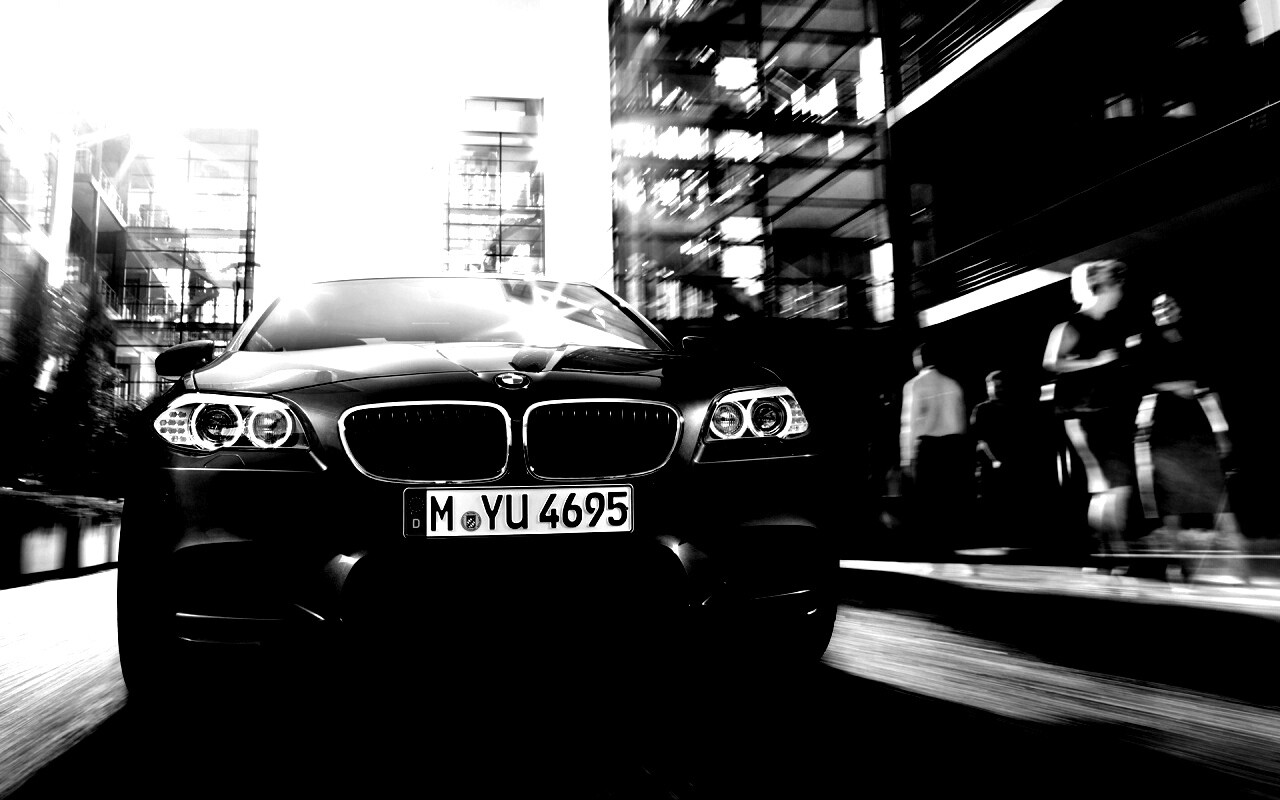 BMW покоряет городскую улицу обои