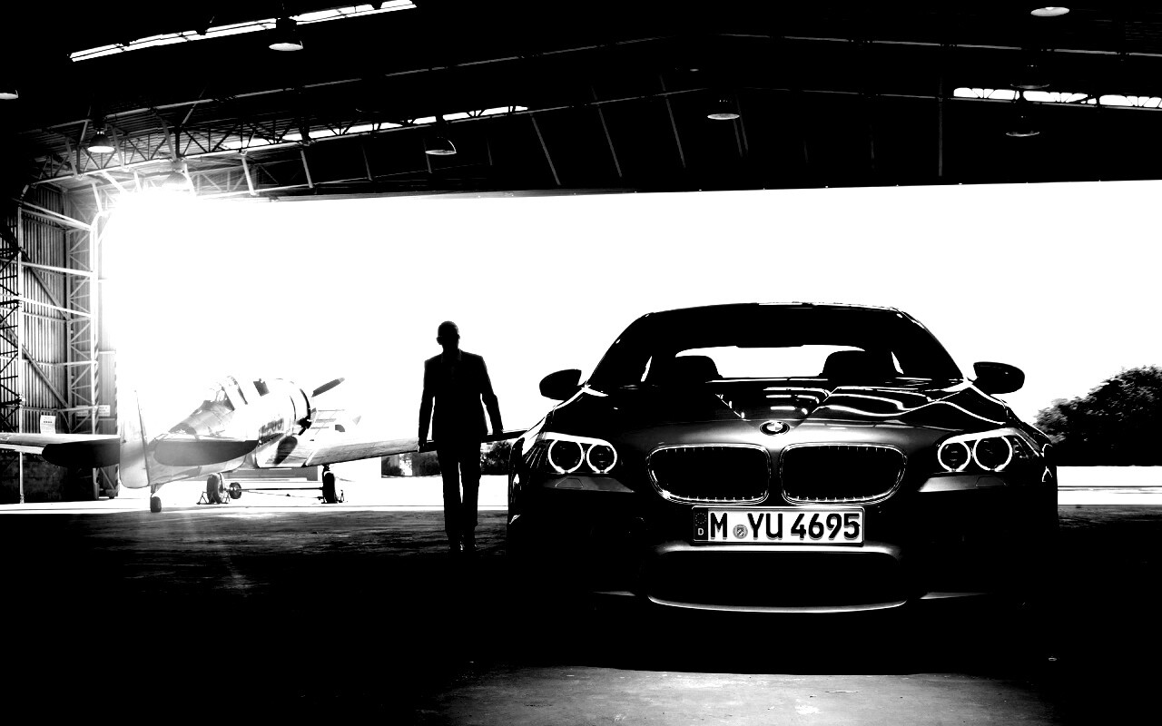 BMW F10 в ангаре обои