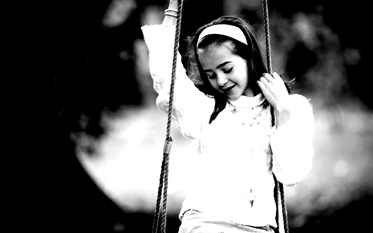 Девочка на качелях обои