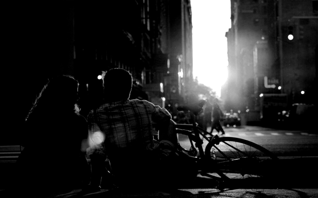 Девушка и парень с велосипедом на закате обои