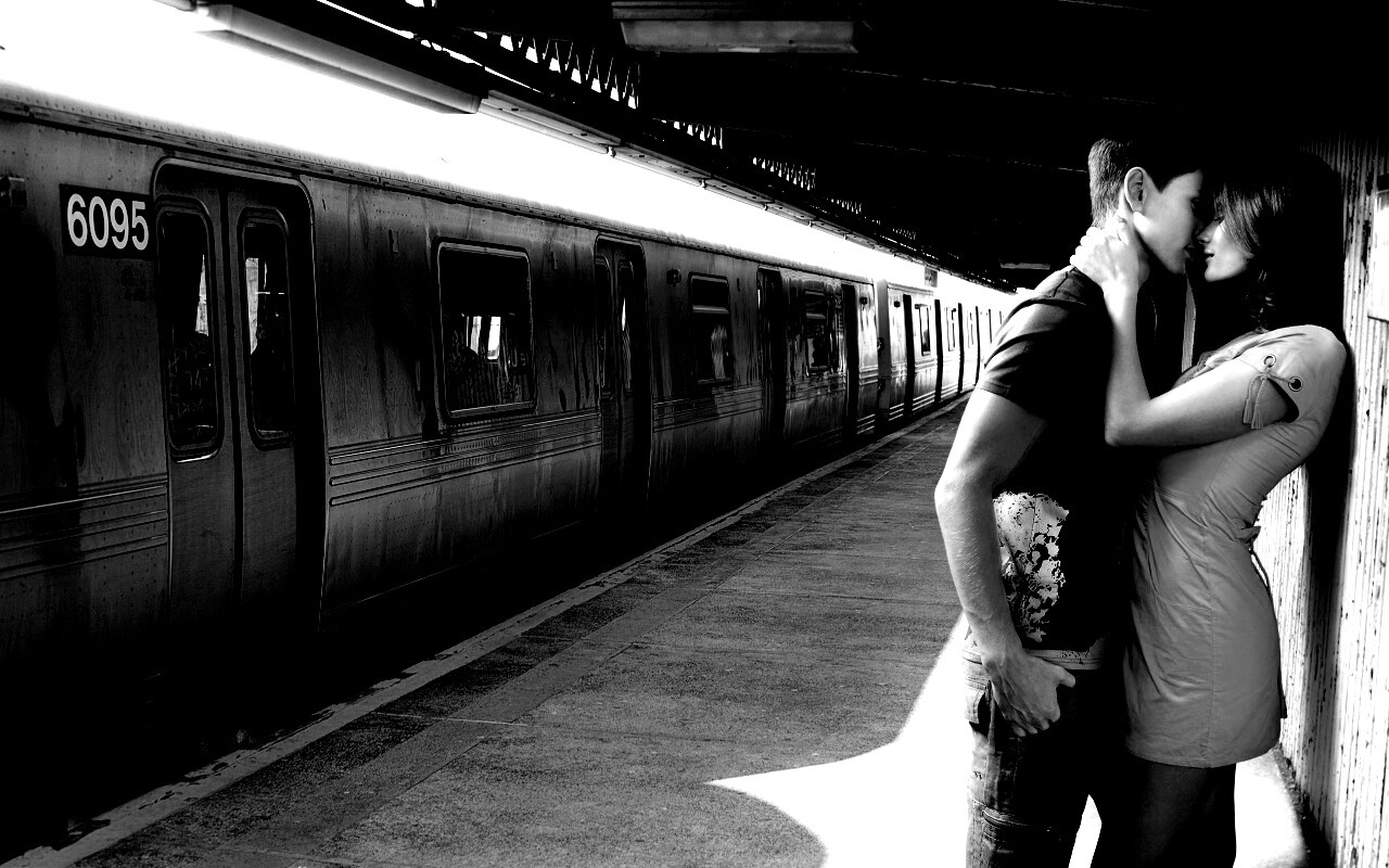 Прощание на станции метро обои