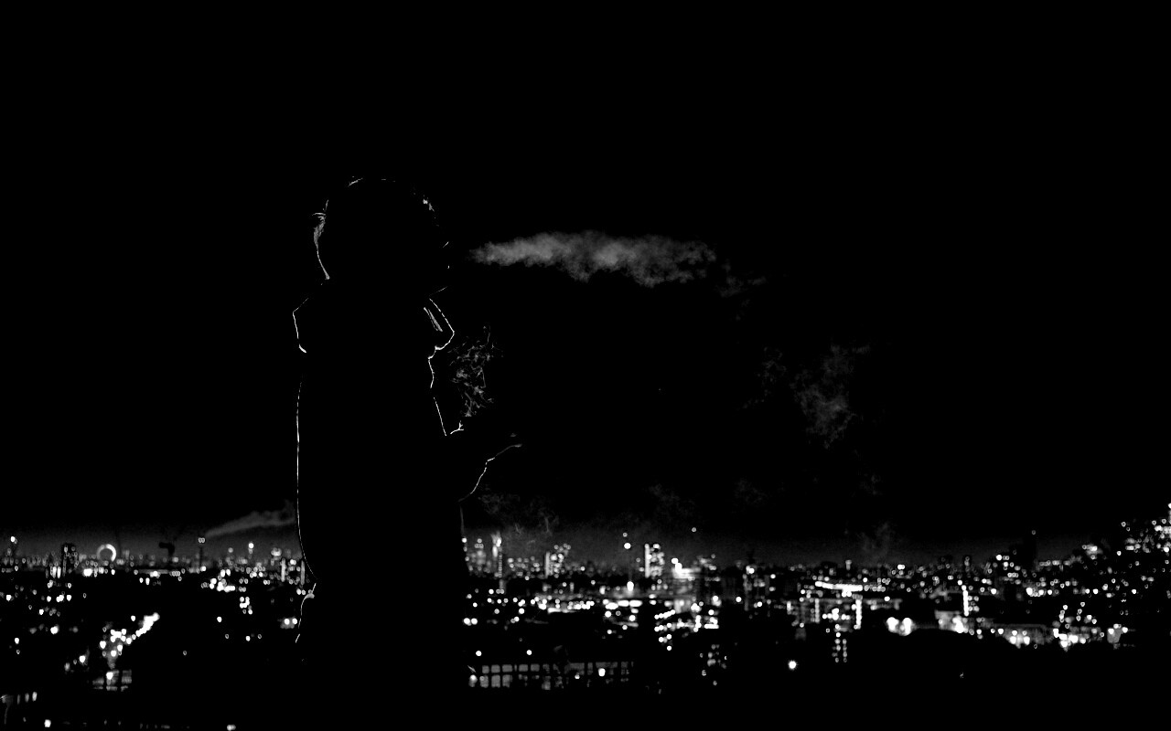 Курящий на крыше парень обои