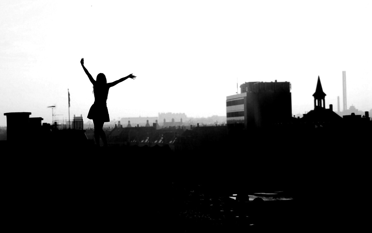 Девушка на крыше обои