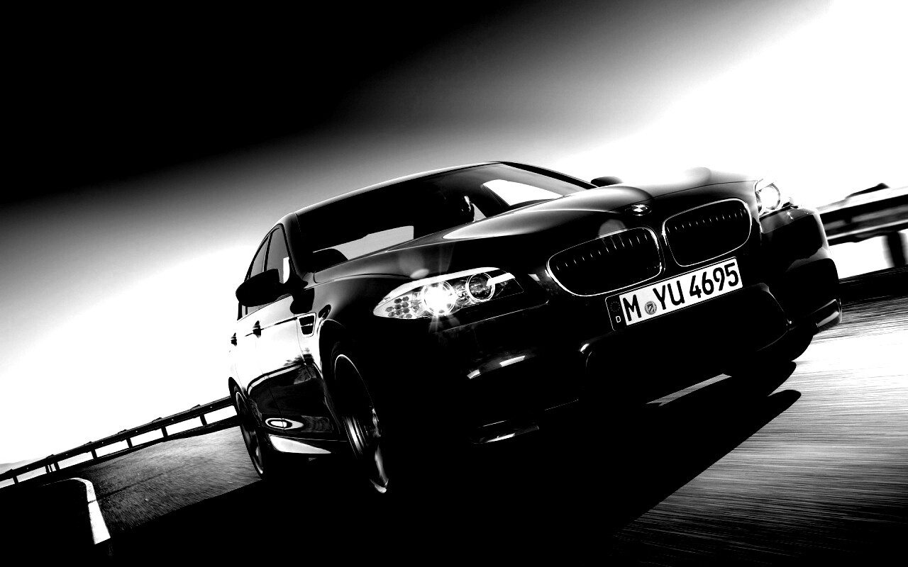 Синий БМВ на трассе обои