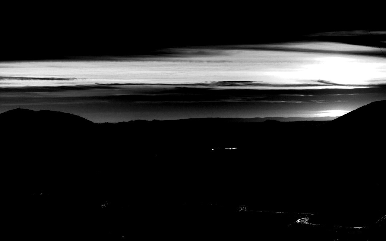 Дорога спускается с гор в долину обои