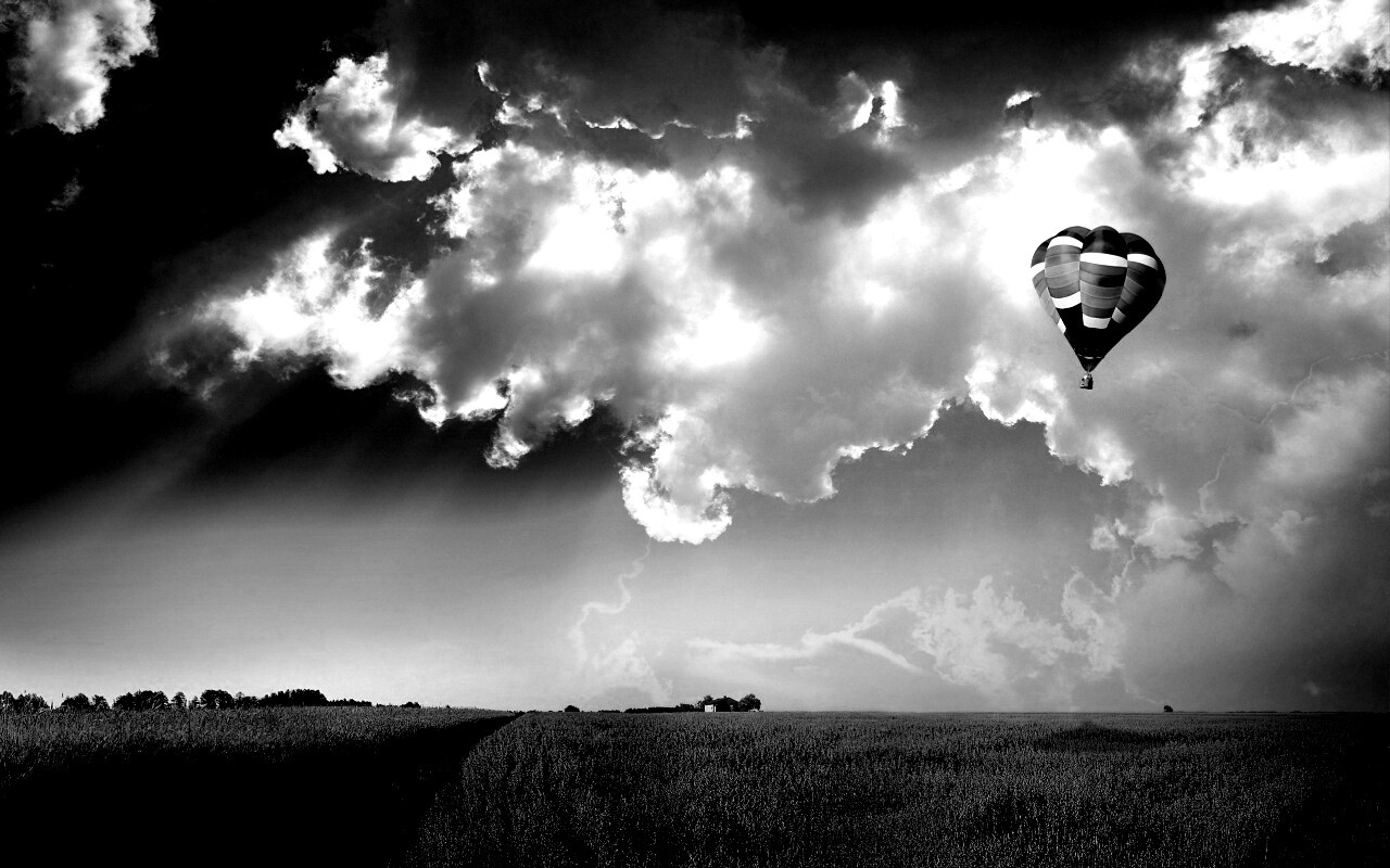 Воздушный шар над зеленым лугом обои