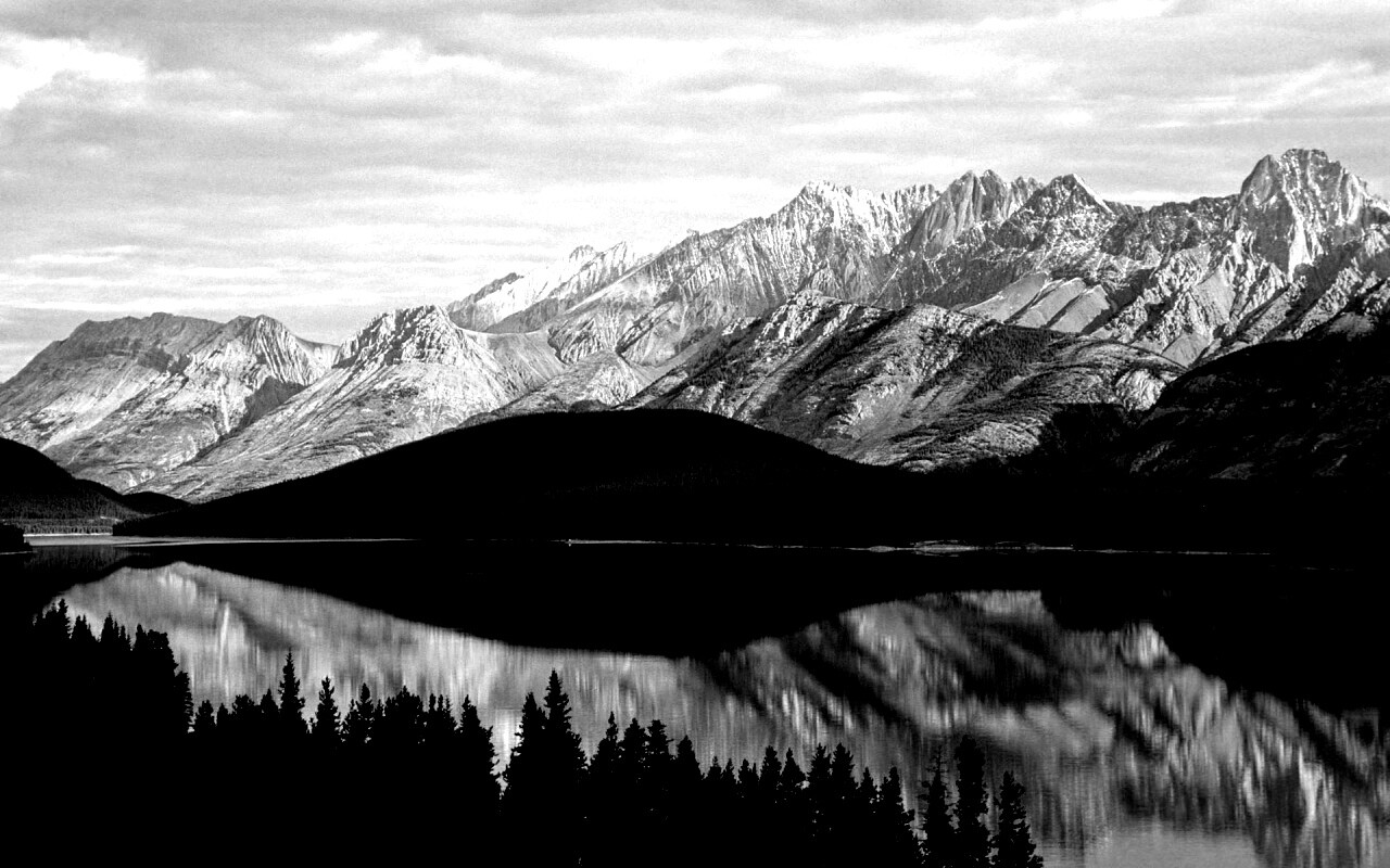 Озеро в предгорье обои