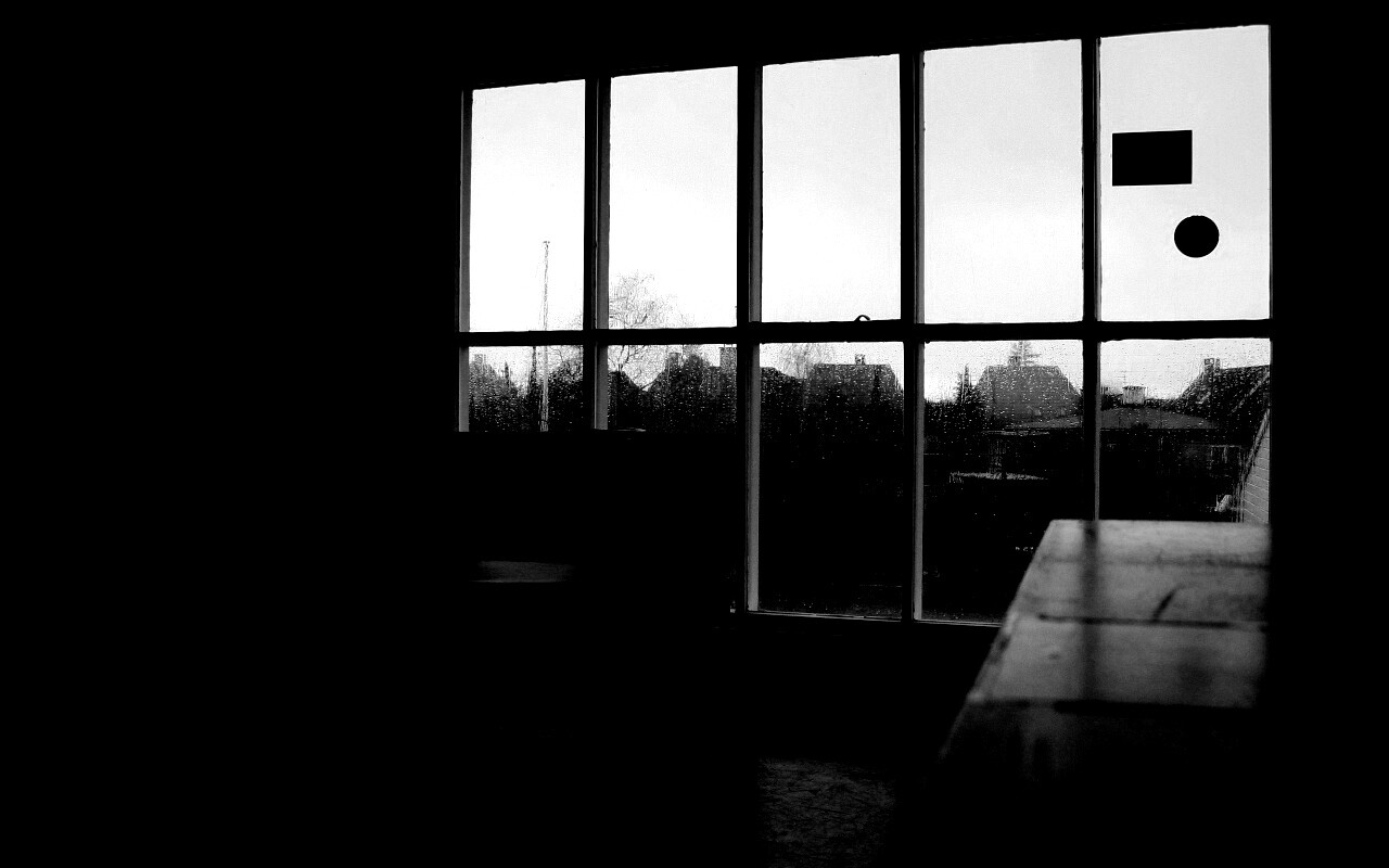 Тёмная комната и дождь за окном обои