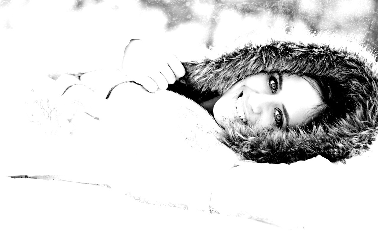 Девушка в снегу обои