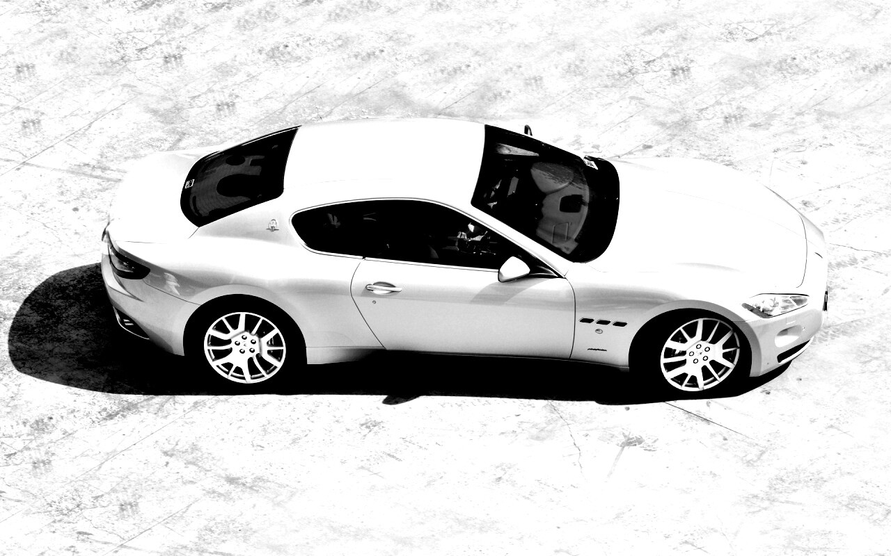 Белая мазерати на солнцепеке обои