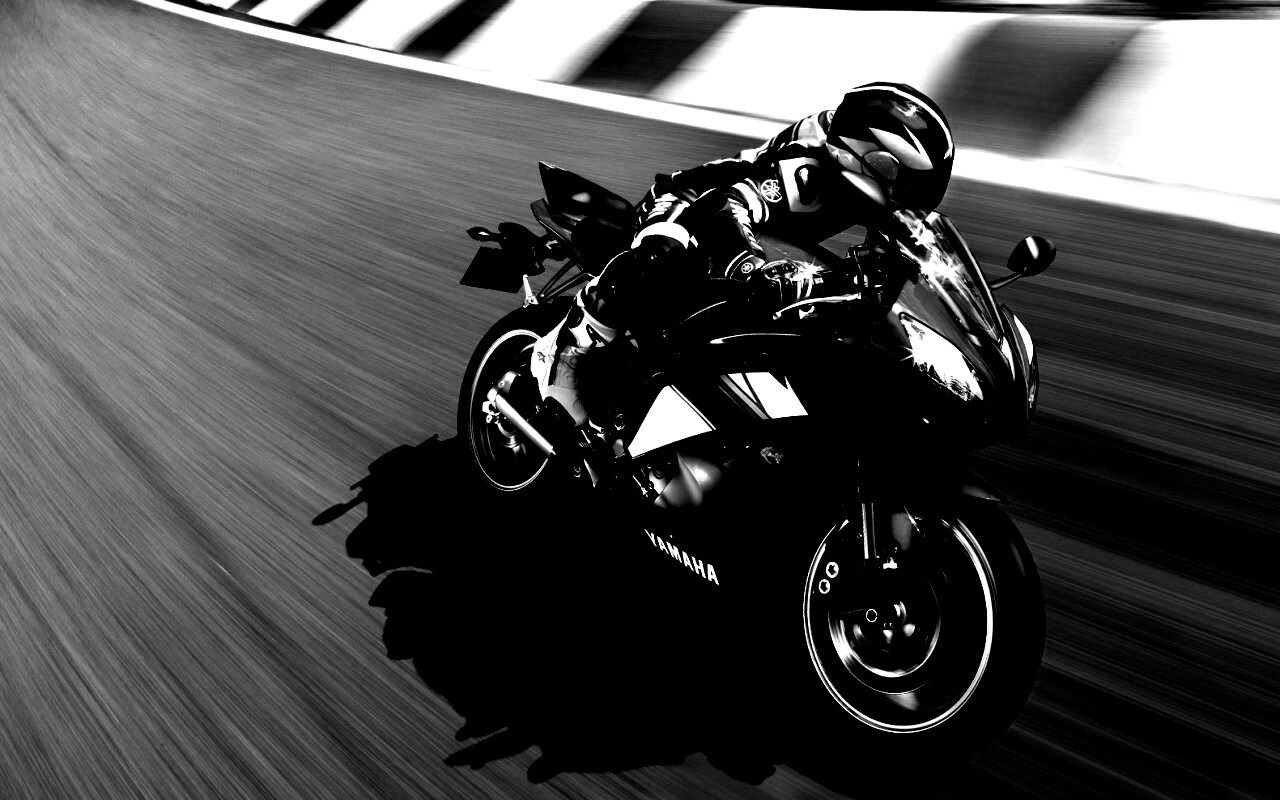 Мотоциклист на трассе обои