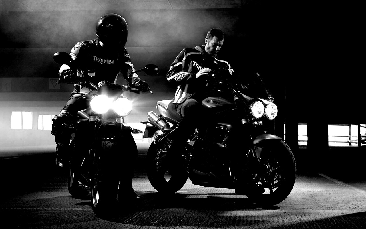 Мотоциклисты на парковке обои