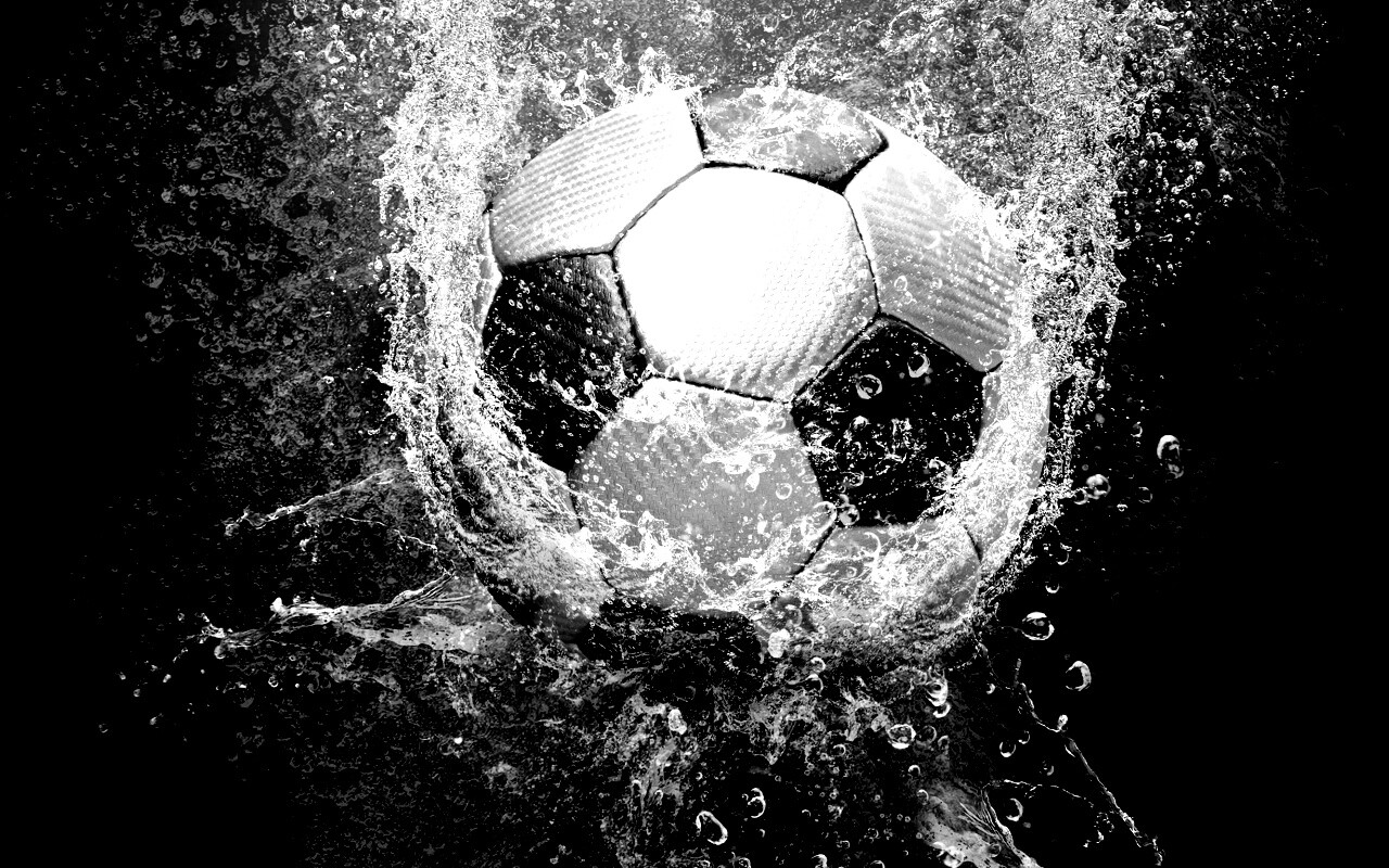 Футбольный мяч в воде обои