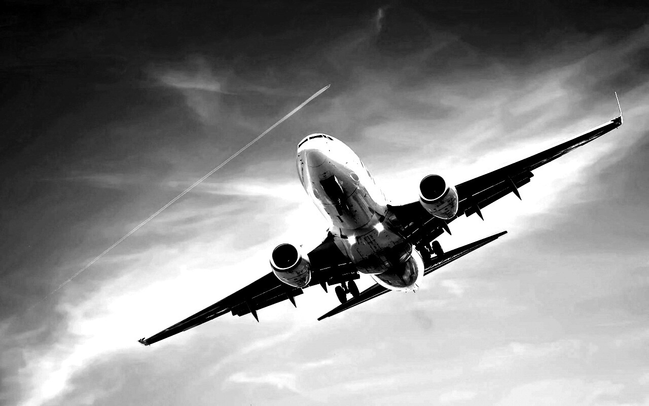 Лайнер в небе обои