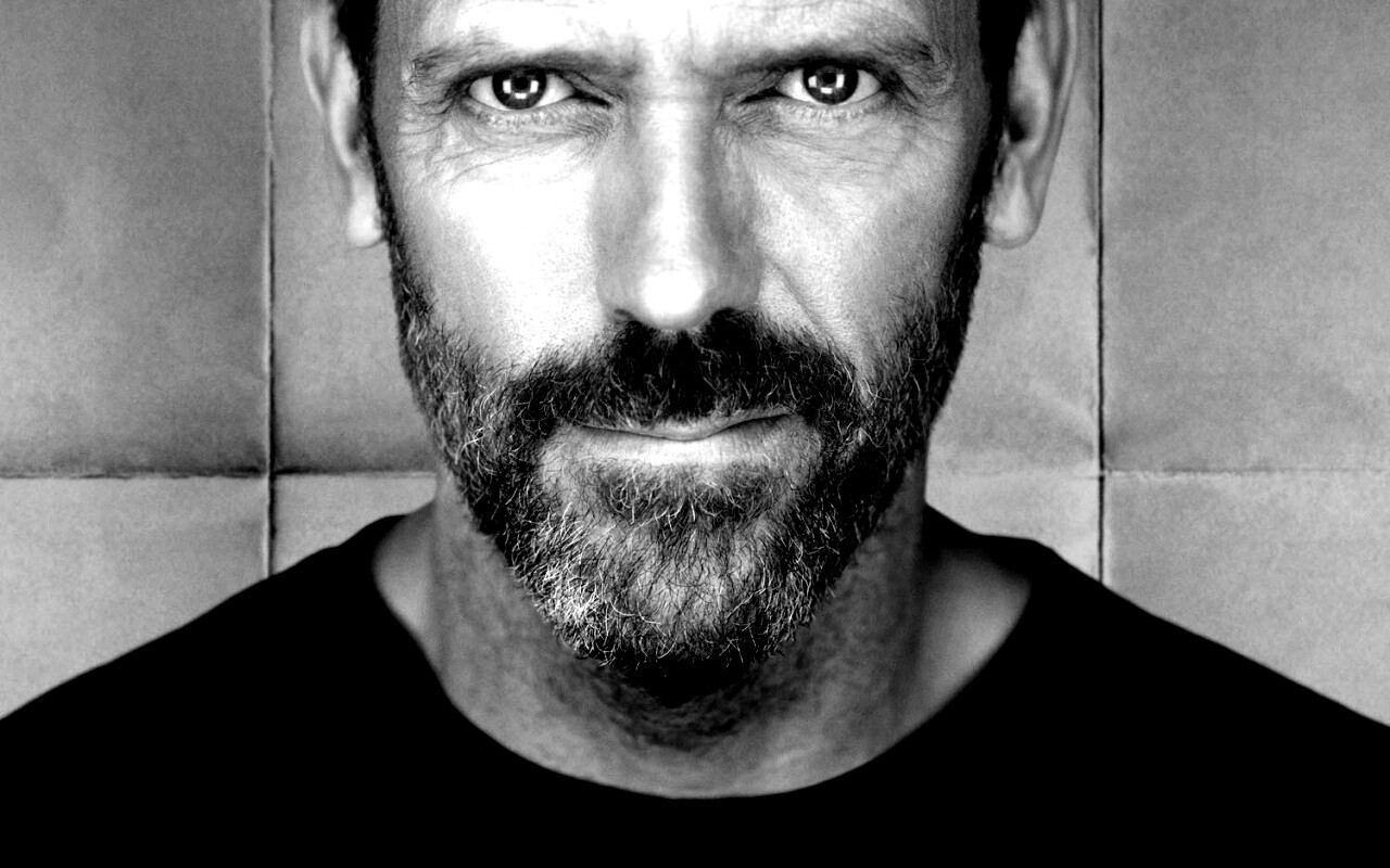 Доктор Хаус в футболке со змеями на трости обои