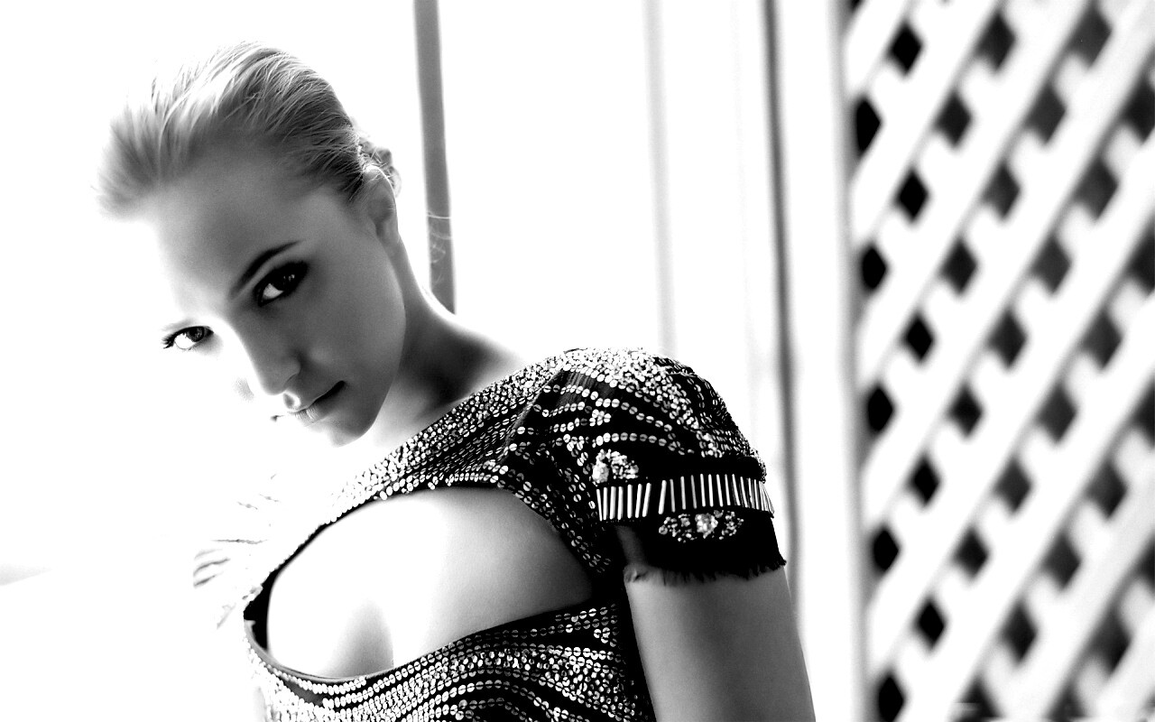 Блондинка у окна обои