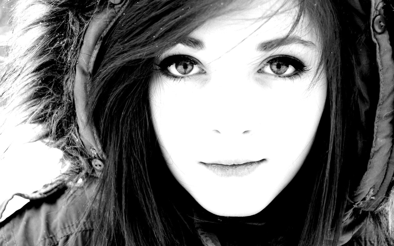 Рыжая в капюшоне обои