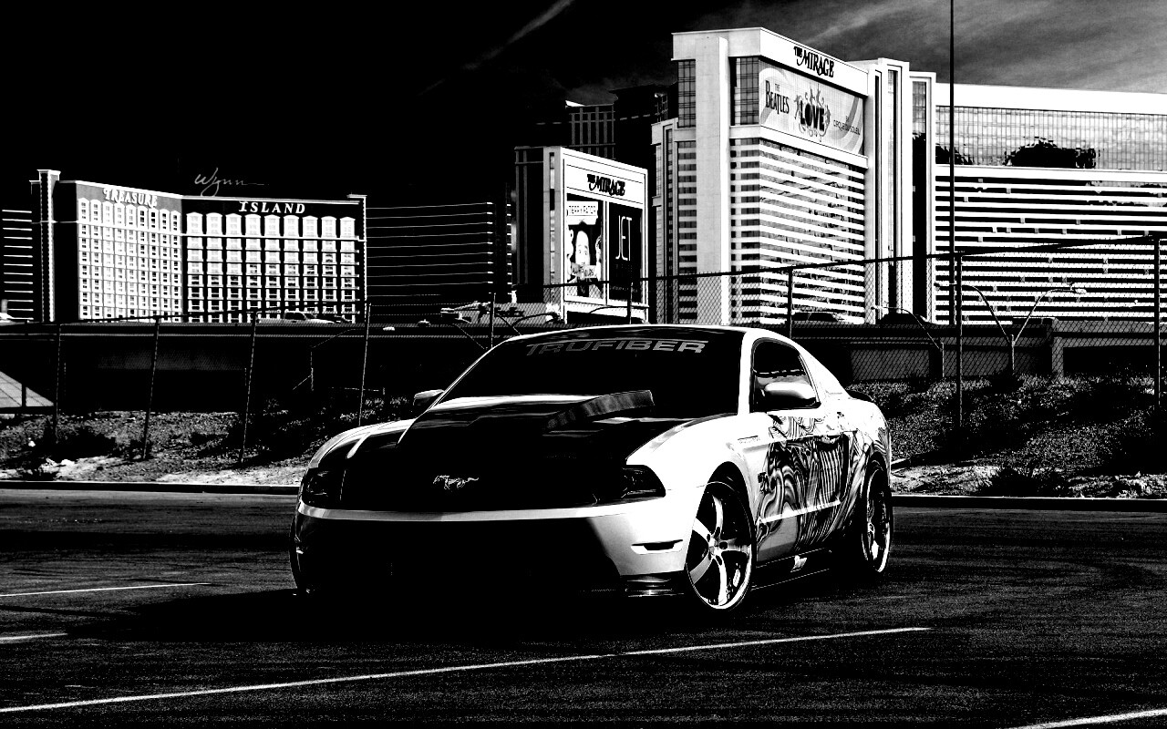 Мустанг на парковке обои