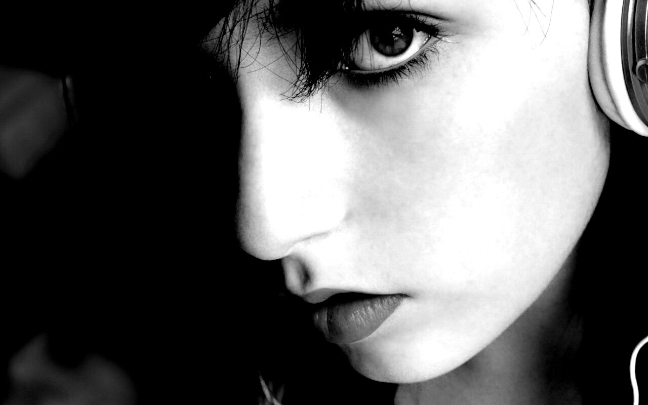 Наушники и девушка обои