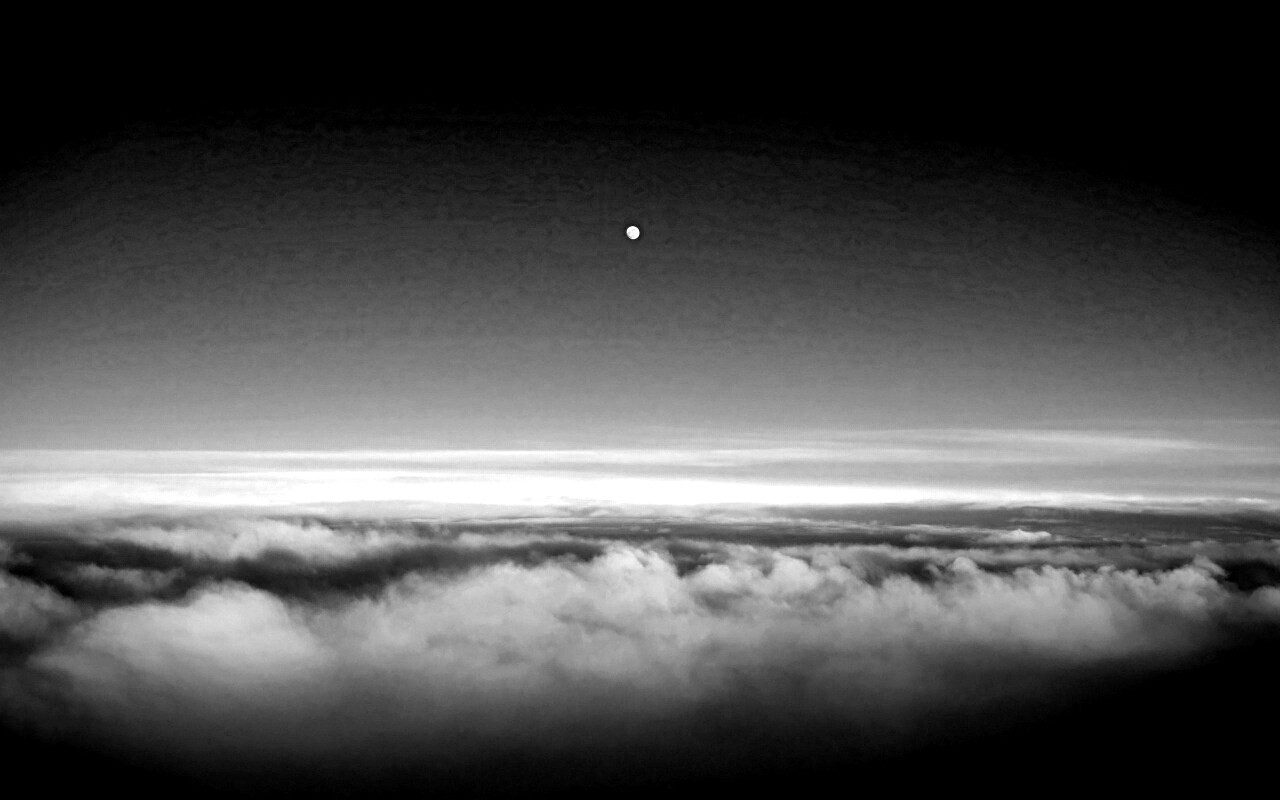 Одинокая луна над облаками обои