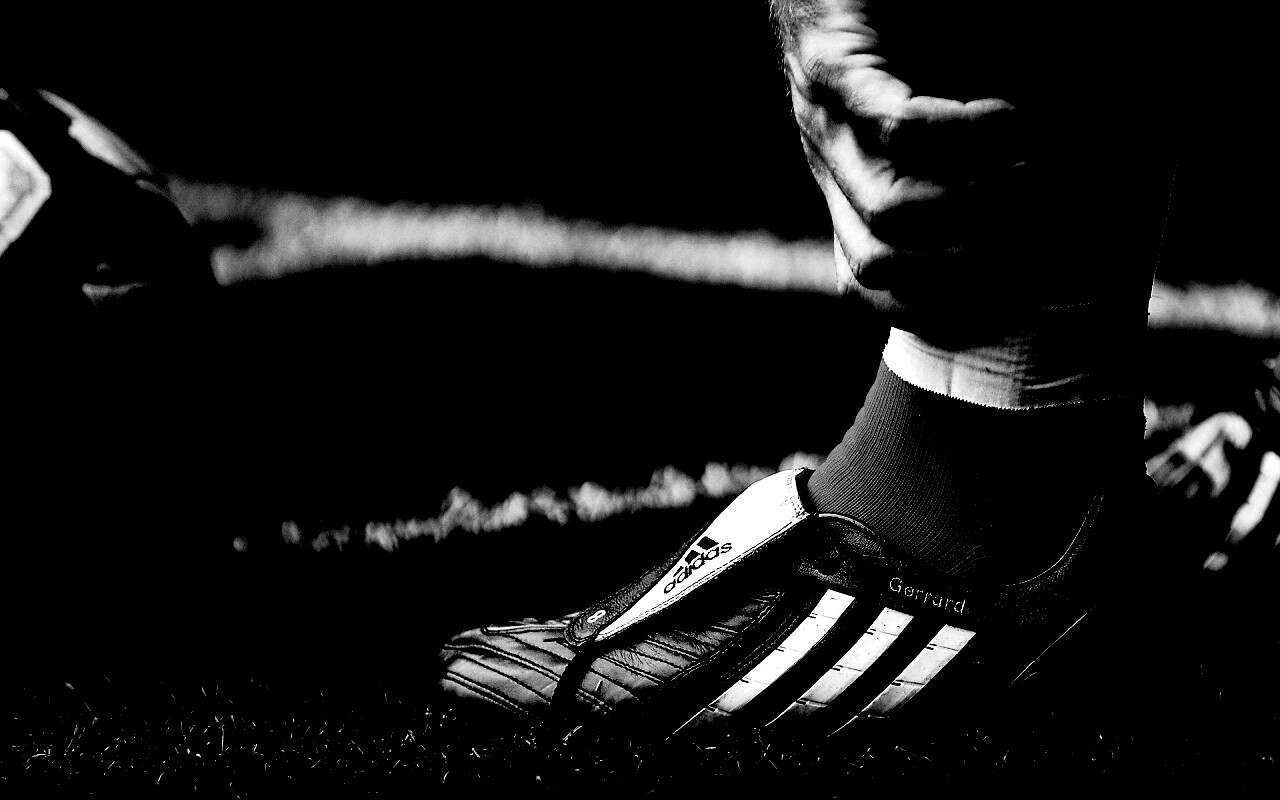 Левая нога футболиста в бутсе обои