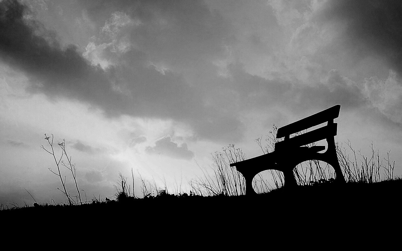 Силуэт скамейки на фоне неба обои