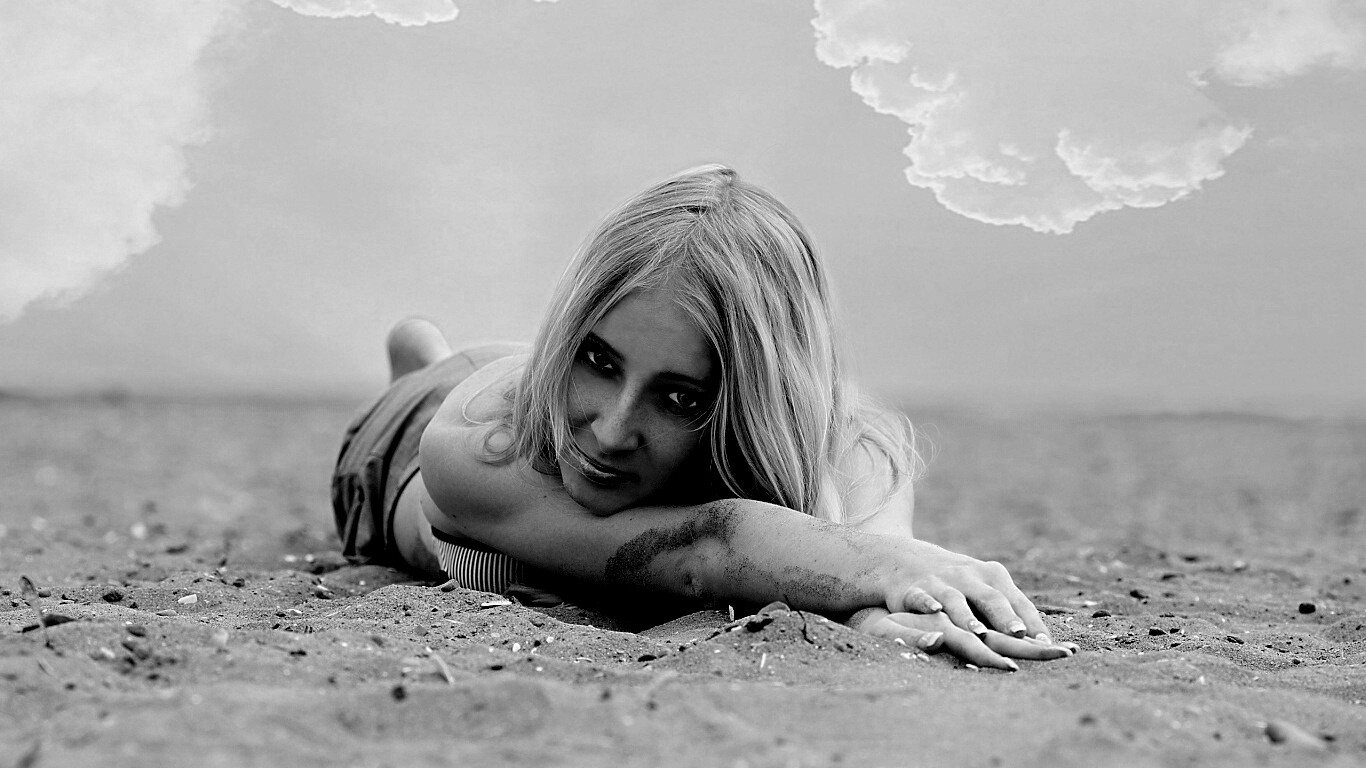 Девушка на пляже обои