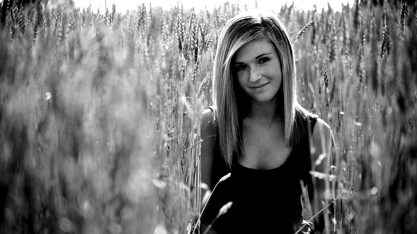 Девушка во ржи обои