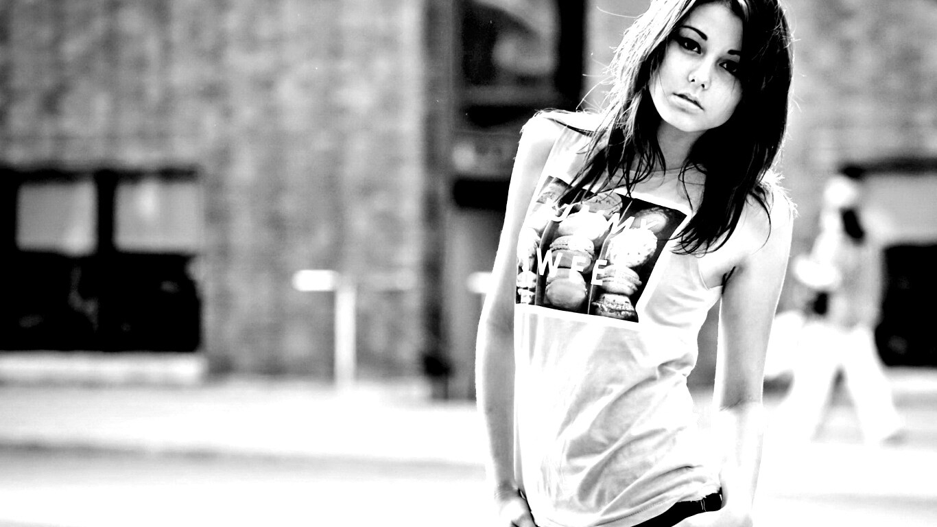 Молодая девушка в городе обои