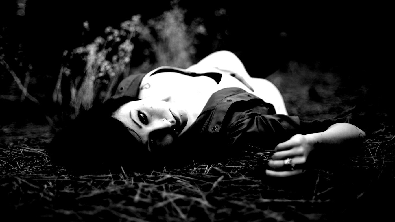 Лежащая на траве обои