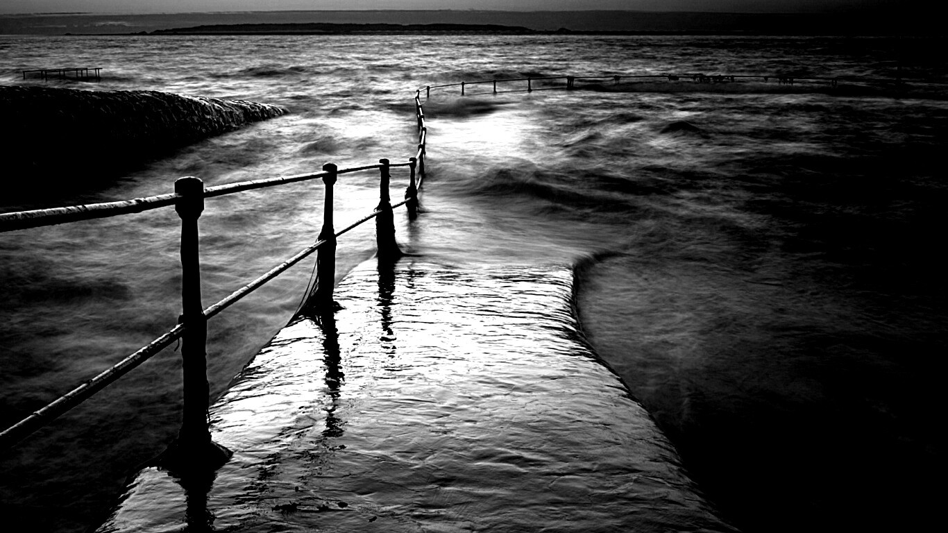 Пирс уходящий в море обои