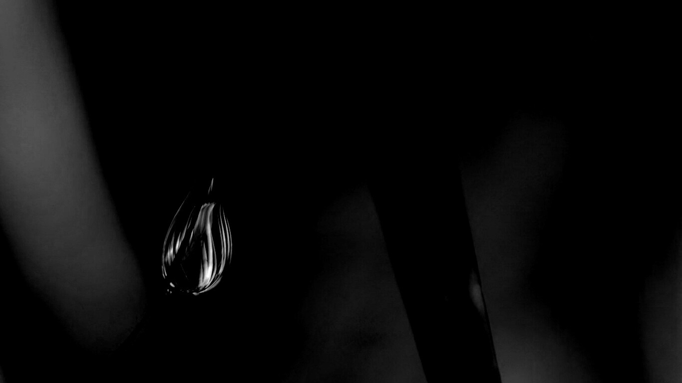 Стекающая капля обои