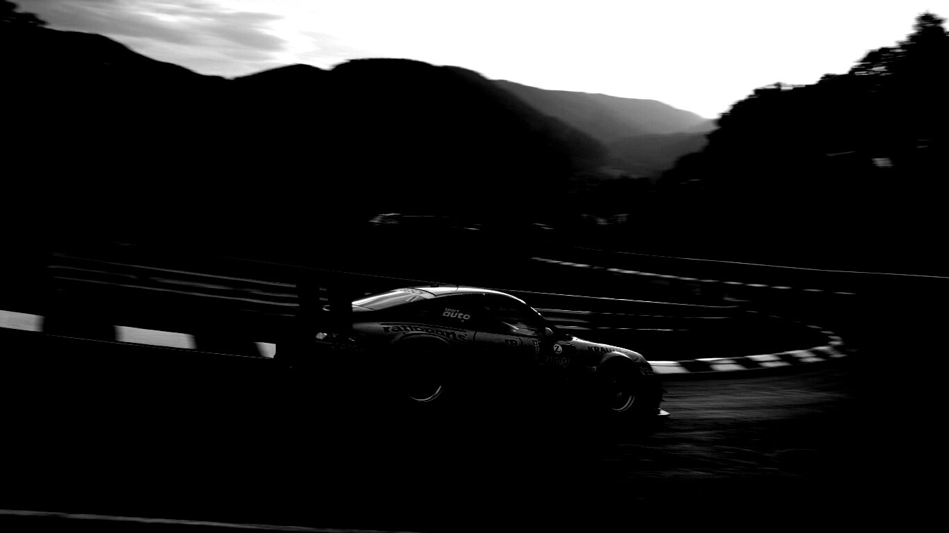 Гоночный Порше на треке обои
