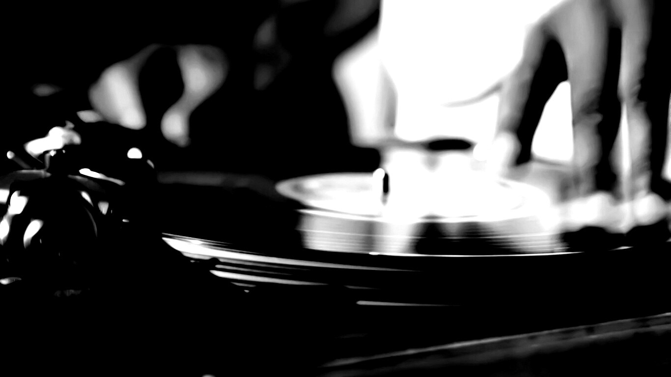 Винил на диджейском пульте обои