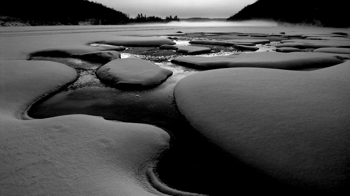 Полынья на замерзшем озере обои