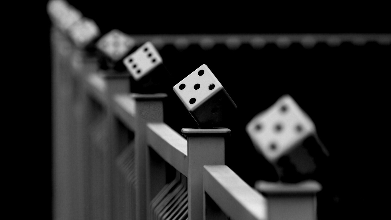 Игральные кости украшающие перила обои