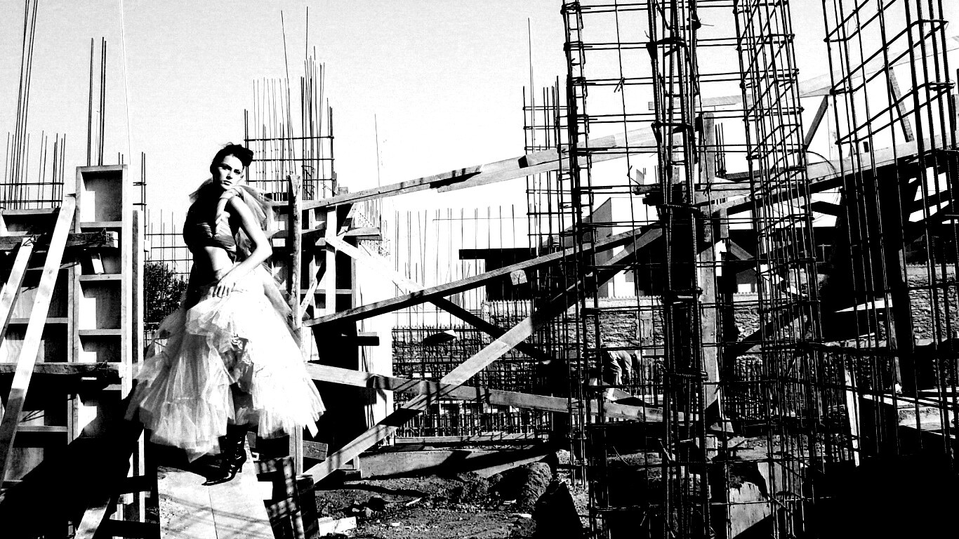 Девушка на стройке обои