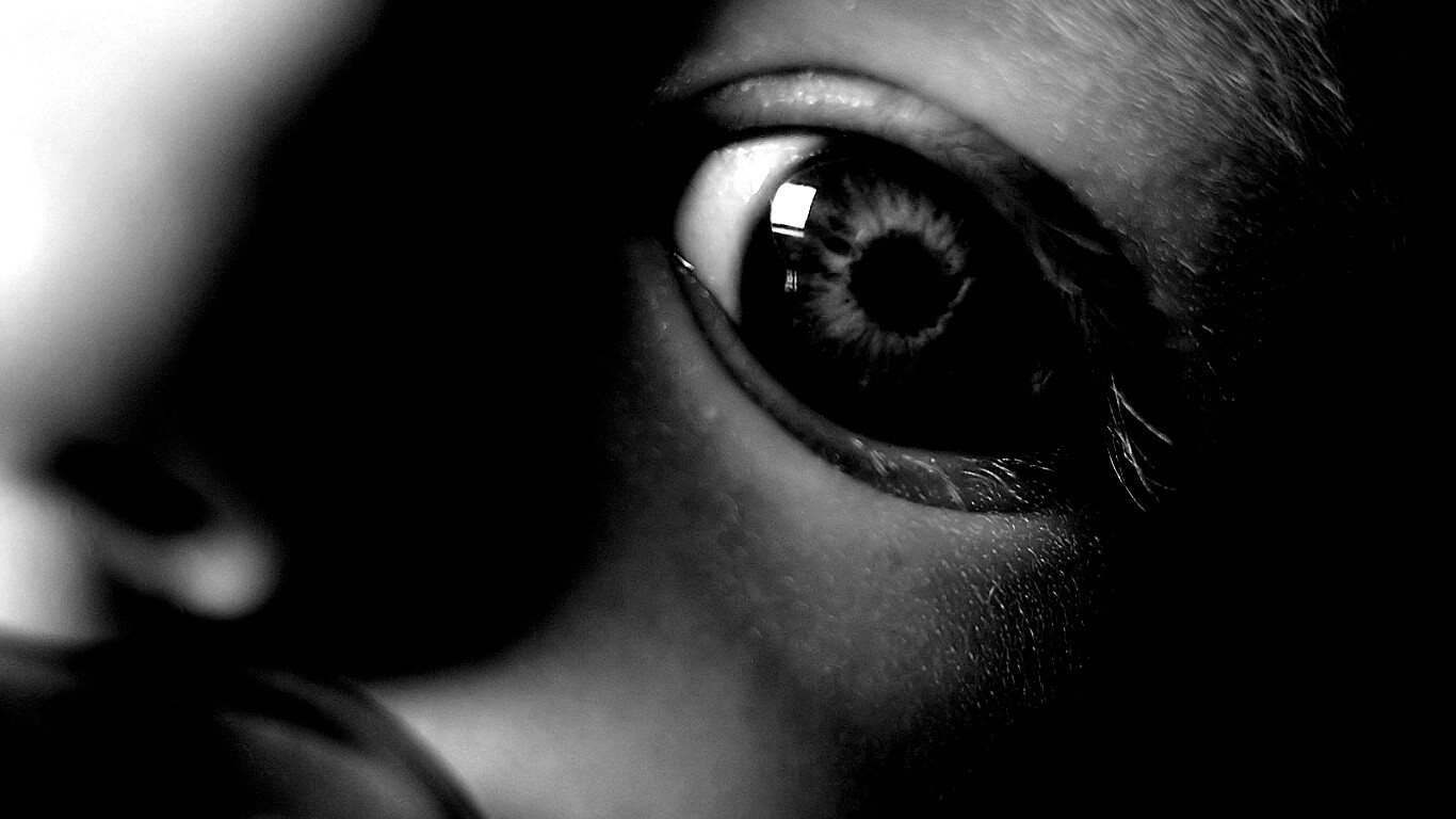 Синий глаз ребенка обои