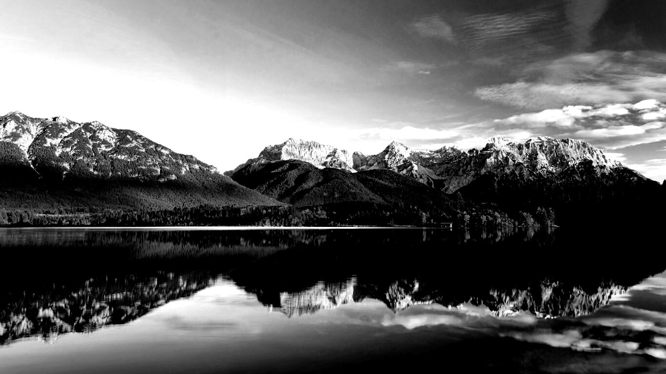 Горы отражаются в озере обои