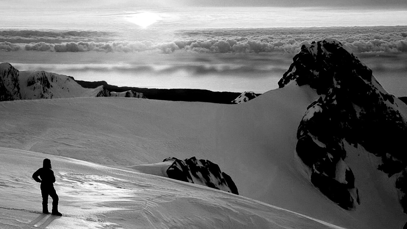 Путешественник в горах обои