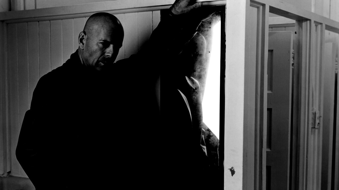 Брюс Уиллис у зеркала обои