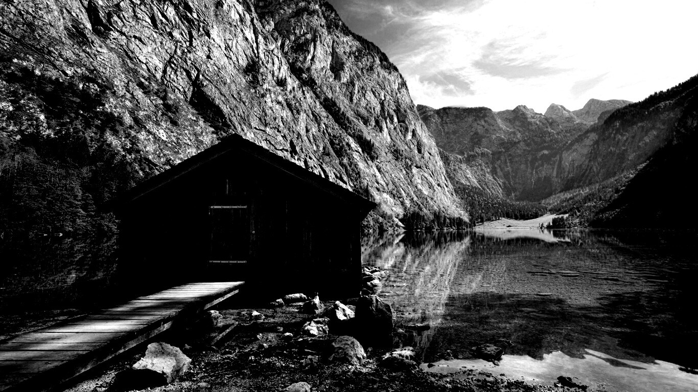 Лодный сарай на горном озере обои