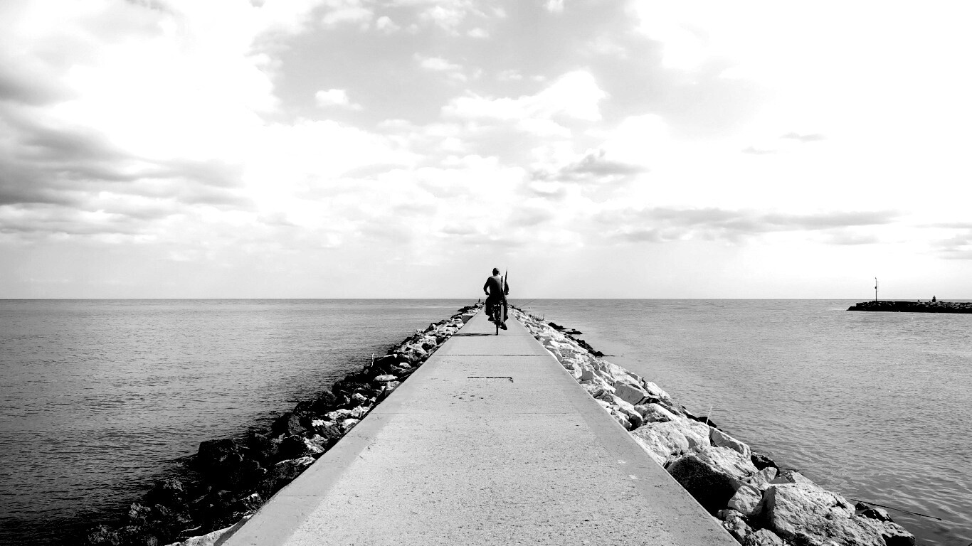 Велосепидист на волнорезе обои