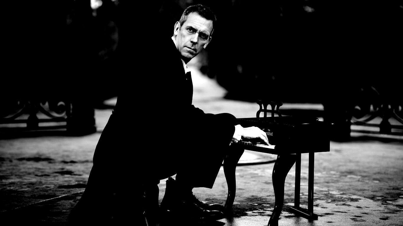 Хью Лори за маленьким роялем обои