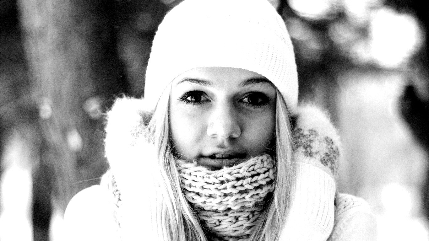 Девушка в белом в снежном лесу обои