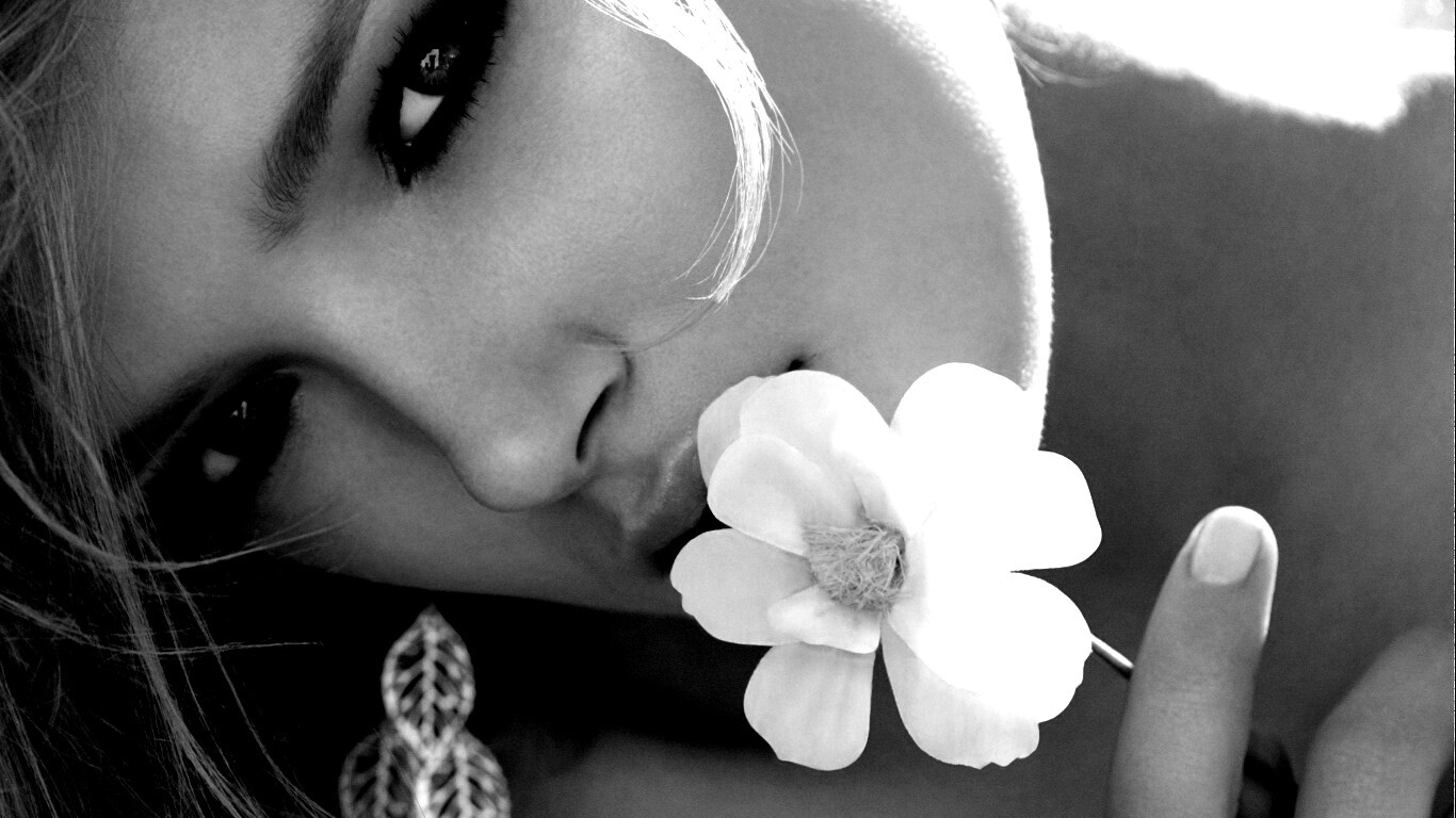 Красавица с белым цветком обои