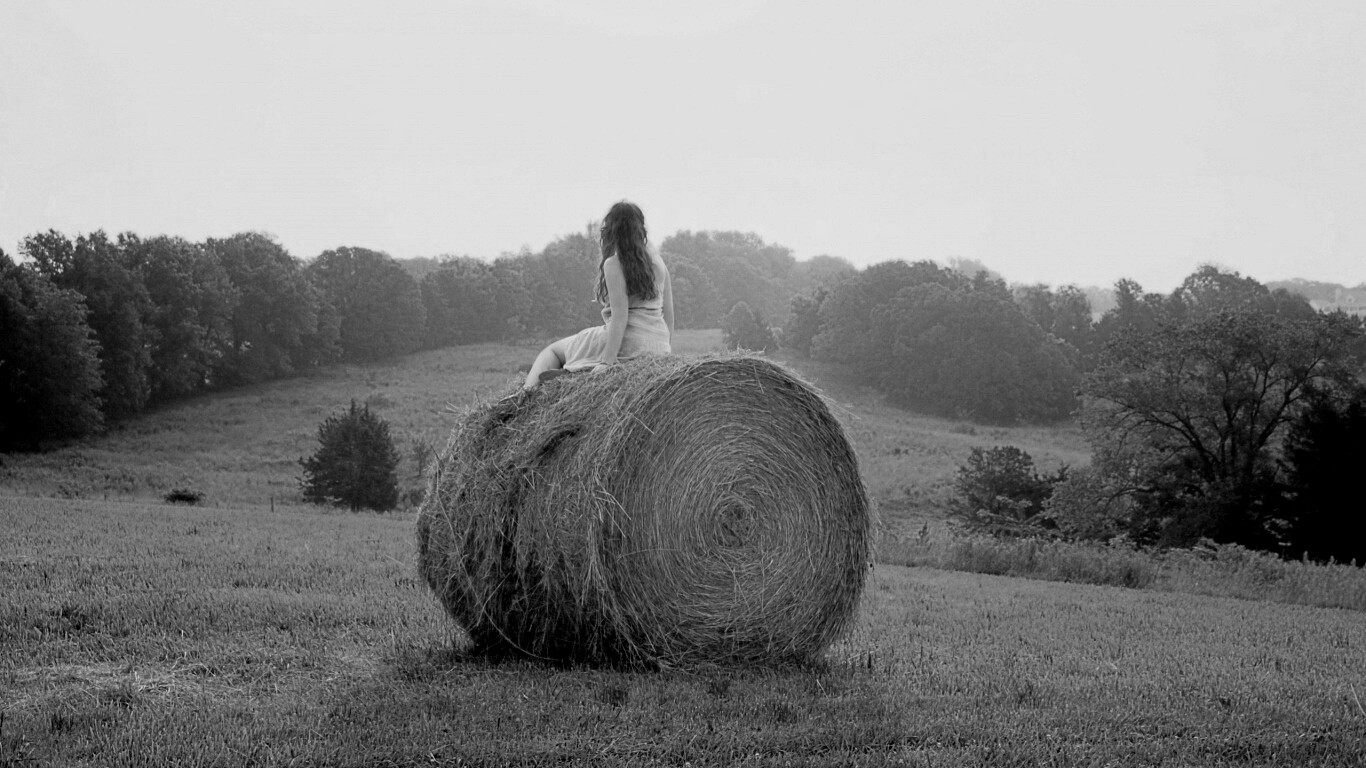 Девушка на снопе сена обои