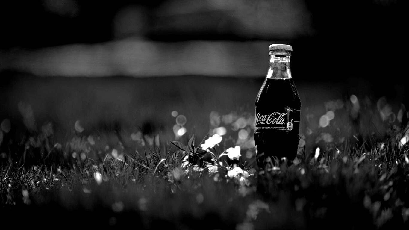 Кока-Кола на траве обои