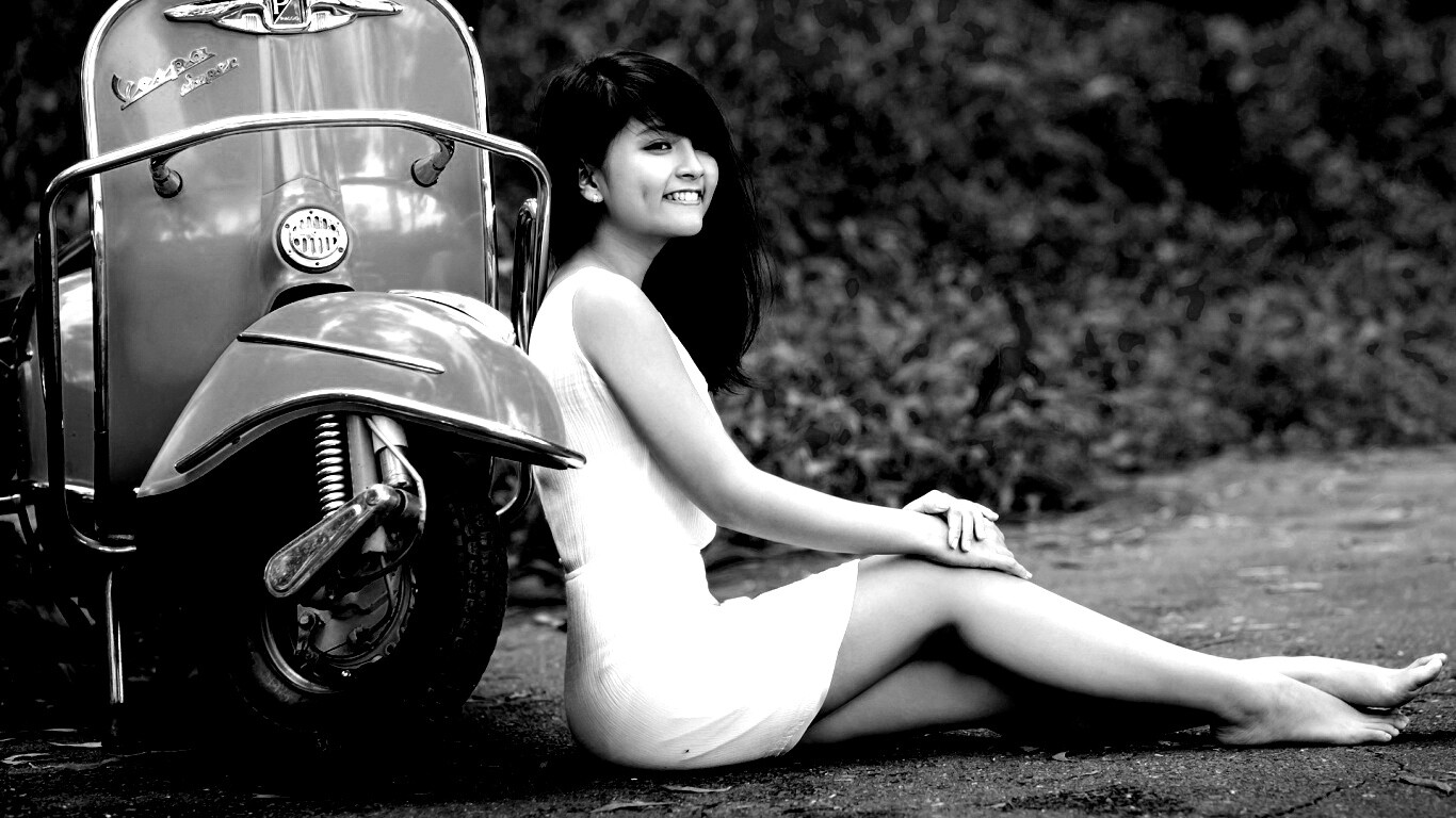 Девушка и мопед обои