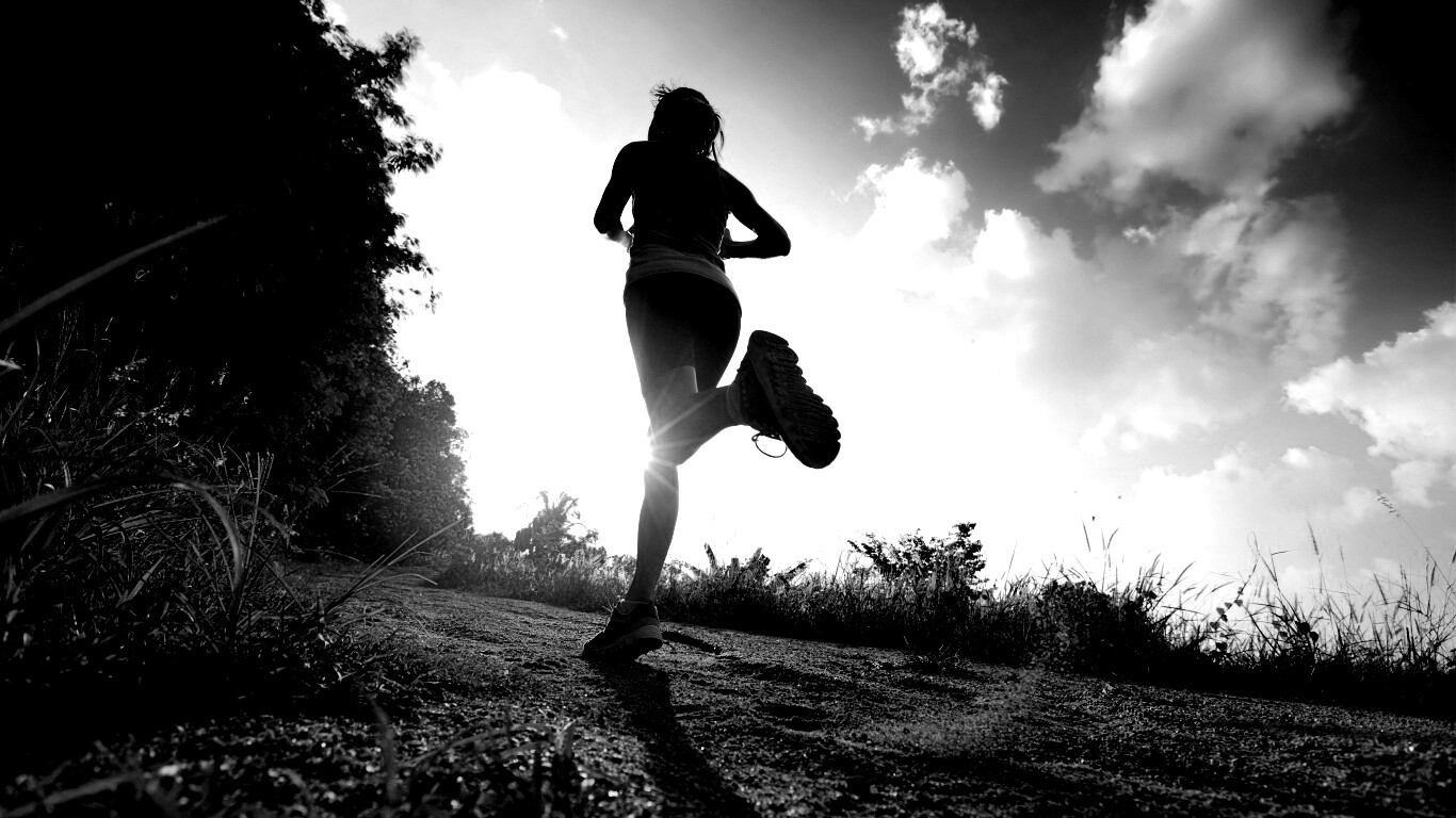 Девушка на пробежке обои